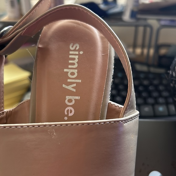 Make An Offer Simple Bee strap sandals 😎 - Picture 2 of 4